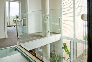 Glasbrücke - Übergang Altbau zu Neubau und Glasfuge